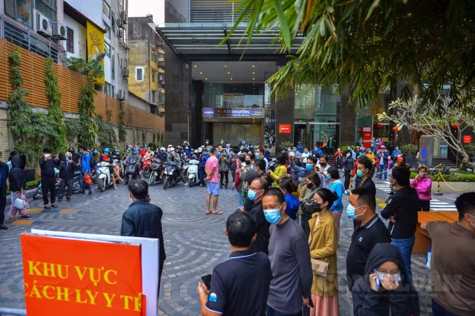 Hàng trăm người dân đã đứng đợi giây phút chung cư này được tháo hàng rào phong toả ở đây.