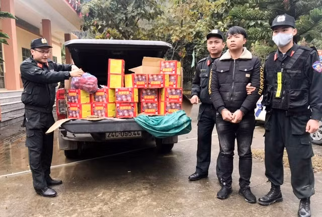 Đối tượng Nông Văn Dinh và toàn bộ số pháo nổ bị công an tỉnh Lào Cai bắt giữ. Ảnh công an Lào Cai