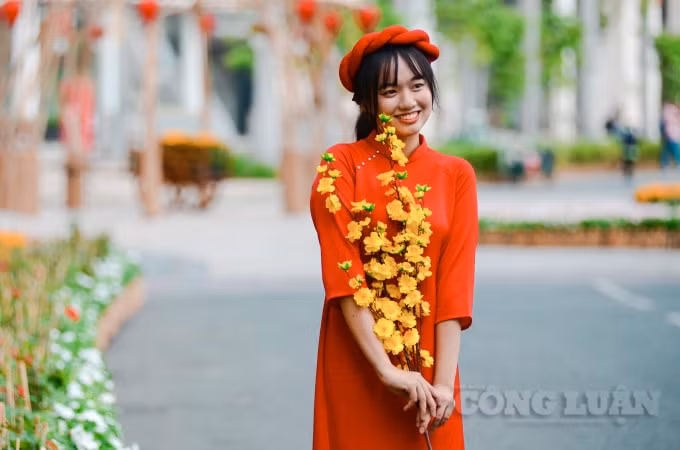 Nhiều bạn trẻ rực rỡ trang phục mùa xuân, lưu lại những bức hình đẹp chào đón Tết