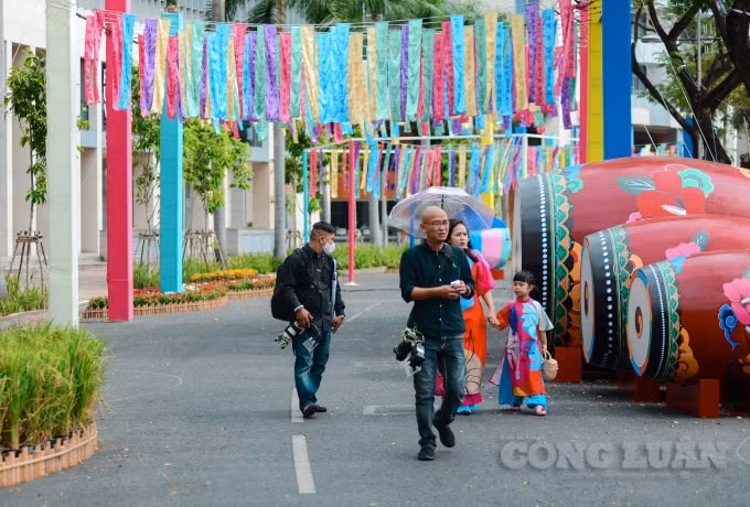 Nhiều người tìm đến hội hoa xuân Phú Mỹ Hưng, quận 7, TPHCM để vui chơi và chụp hình với các tiểu cảnh Tết Tân Sửu