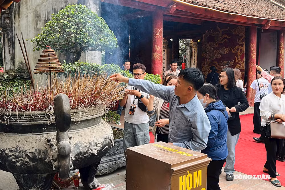 Bên trong khuôn viên đền, người dân thành kính dâng hương, cầu mong một năm mưa thuận gió hòa, gia đạo bình an.