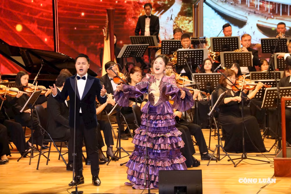 Chương trình nghệ thuật chào năm mới “New Year Concert” diễn ra từ 20h - 21h30’ tối cùng ngày, tại Nhà hát Hoa Phượng. Ảnh: Vũ Duyên.