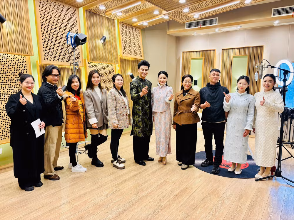 Nhà báo Trần Thị Vân Anh (thứ tư từ phải sang) cùng các diễn viên, ca sĩ của hai đoàn Việt Nam và Trung Quốc trong khuôn khổ chương trình hợp tác giữa HTV và Đài Phát thanh - Truyền hình Hồ Nam.