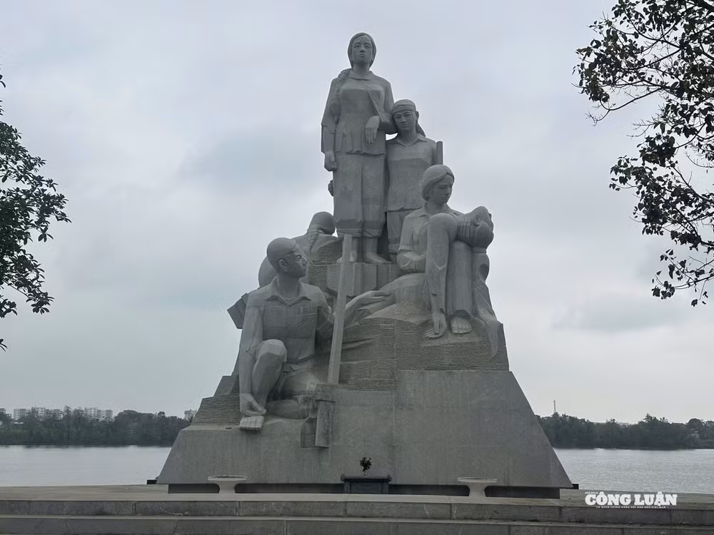 Tượng đài tưởng niệm 64 giáo viên, học sinh hy sinh được xây dựng trên bờ sông Mã