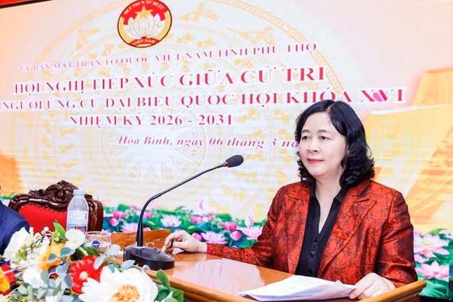Ủy viên Bộ Chính trị, Bí thư Trung ương Đảng, Bí thư Đảng ủy MTTQ, các đoàn thể Trung ương, Chủ tịch UBTƯ MTTQ Việt Nam Bùi Thị Minh Hoài trình bày Chương trình hành động tại Hội nghị. Ảnh: Mặt trận