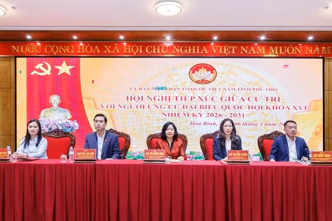 Ủy viên Bộ Chính trị, Bí thư Trung ương Đảng, Bí thư Đảng ủy MTTQ, các đoàn thể Trung ương, Chủ tịch UBTƯ MTTQ Việt Nam Bùi Thị Minh Hoài cùng các ứng viên chủ trì Hội nghị. Ảnh: Mặt trận