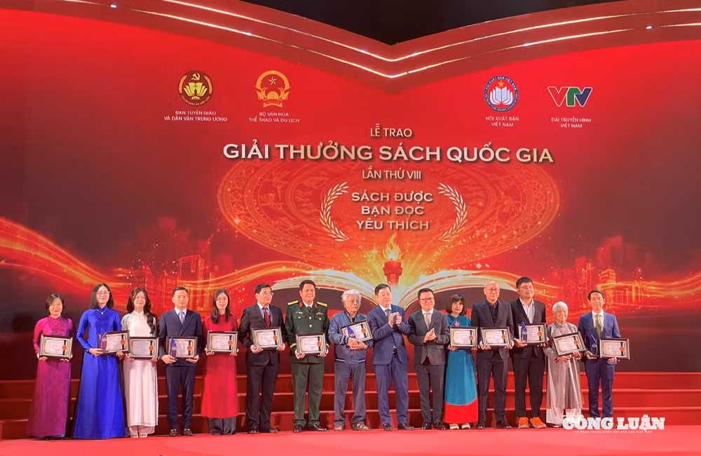 Nhóm tác giả, nhà xuất bản giành giải “Sách được bạn đọc yêu thích” tại “Giải thưởng Sách Quốc gia lần thứ VIII”.