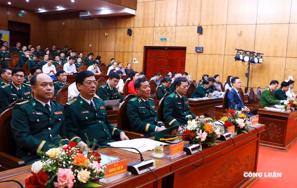 2-Các đại biểu tham dự buổi lễ