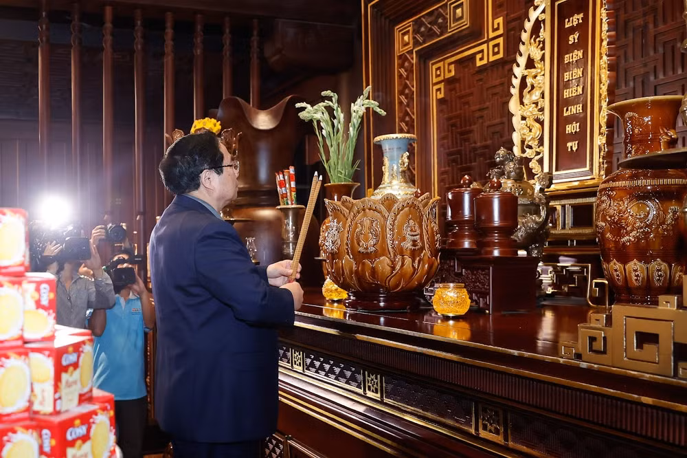 Thủ tướng dâng hương tưởng niệm Chủ tịch Hồ Chí Minh và các Anh hùng, liệt sĩ tại Điện Biên- Ảnh 4.