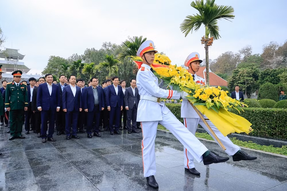 Thủ tướng dâng hương tưởng niệm Chủ tịch Hồ Chí Minh và các Anh hùng, liệt sĩ tại Điện Biên- Ảnh 5.