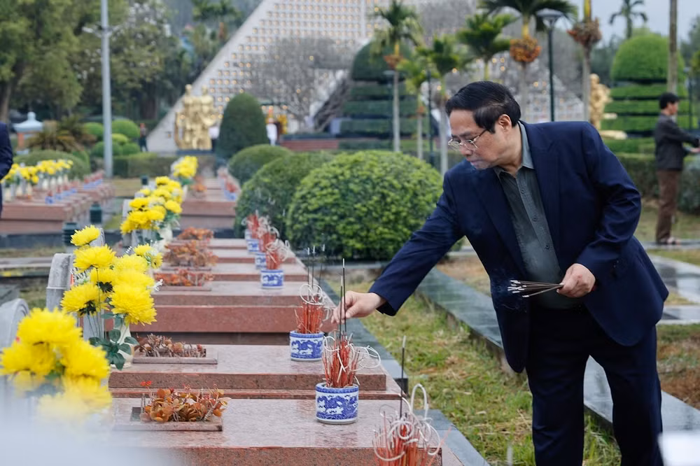 Thủ tướng dâng hương tưởng niệm Chủ tịch Hồ Chí Minh và các Anh hùng, liệt sĩ tại Điện Biên- Ảnh 6.