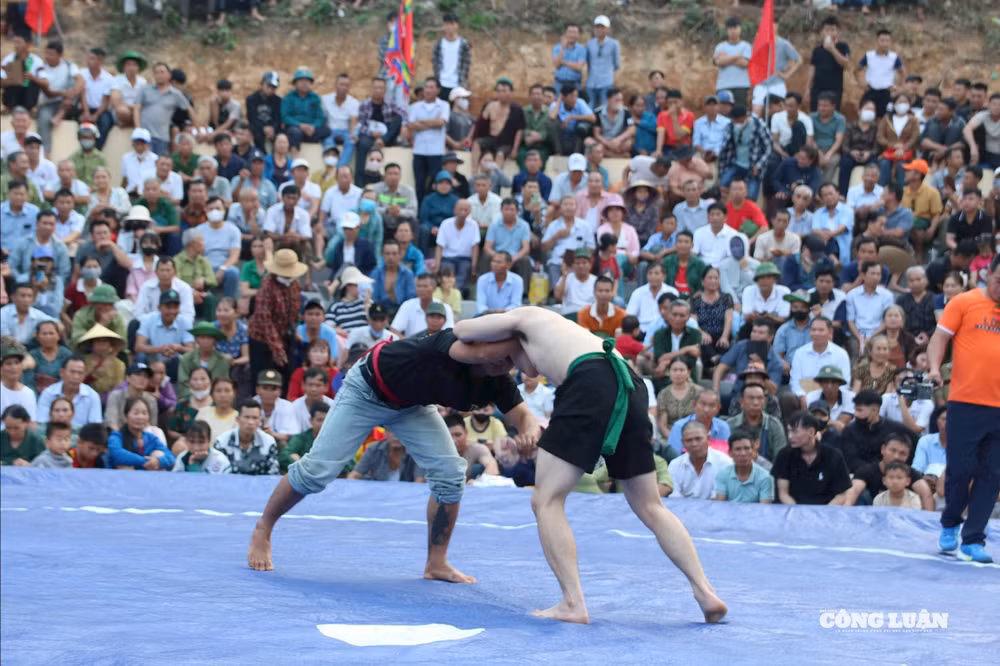 Tham gia thi đấu là những thanh niên khỏe mạnh, yêu thích bộ môn vật dân tộc.