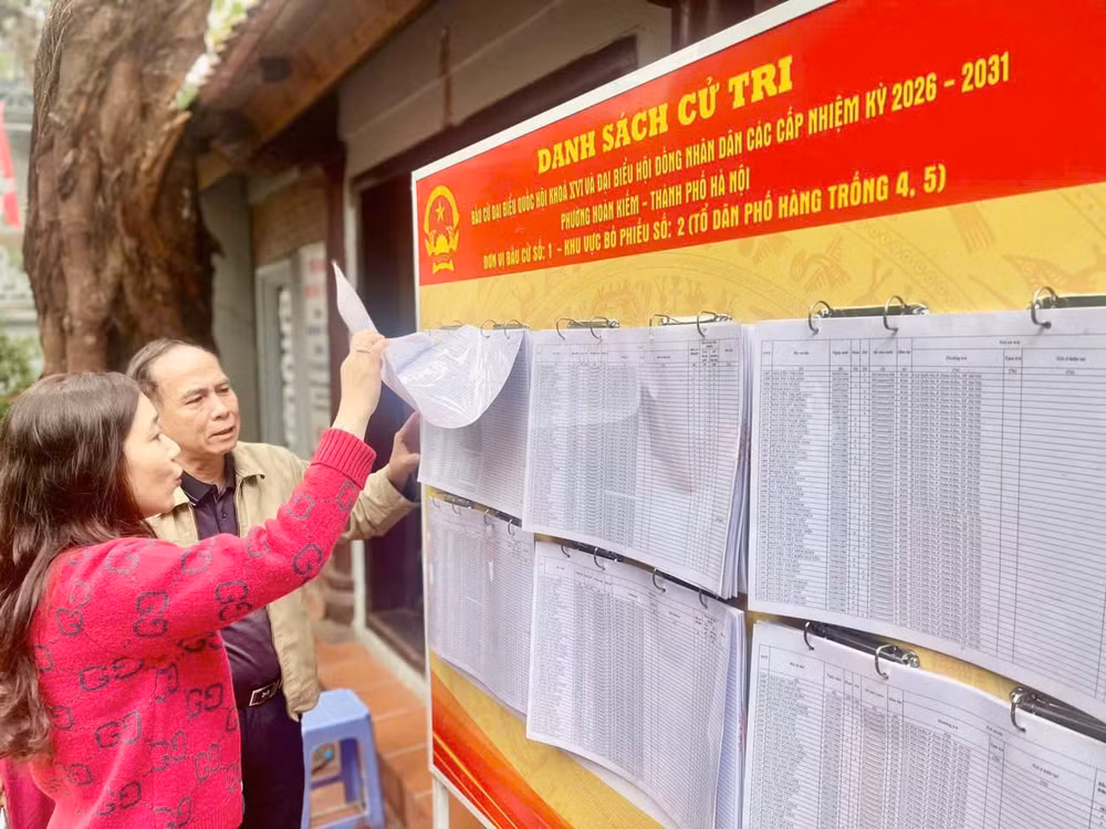 Đoàn giám sát của Mặt trận Tổ quốc Phường Hoàn Kiếm tăng cường giám sát công tác bầu cử tại các tổ bầu cử.