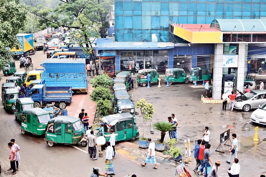 Các phương tiện tại một trạm nạp khí CNG ở thủ đô Dhaka, Bangladesh. Ảnh: KAZ Sumon