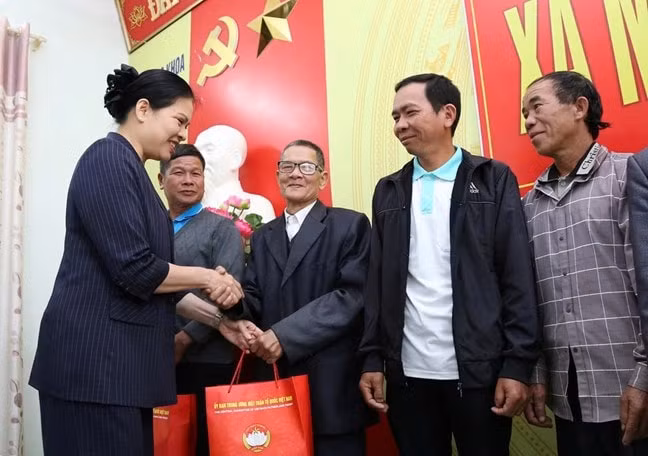 Phó Chủ tịch - Tổng Thư ký Ủy ban Trung ương MTTQ Việt Nam Hà Thị Nga tặng quà cho nhân dân xã Mường Khoa. Ảnh: Mặt trận