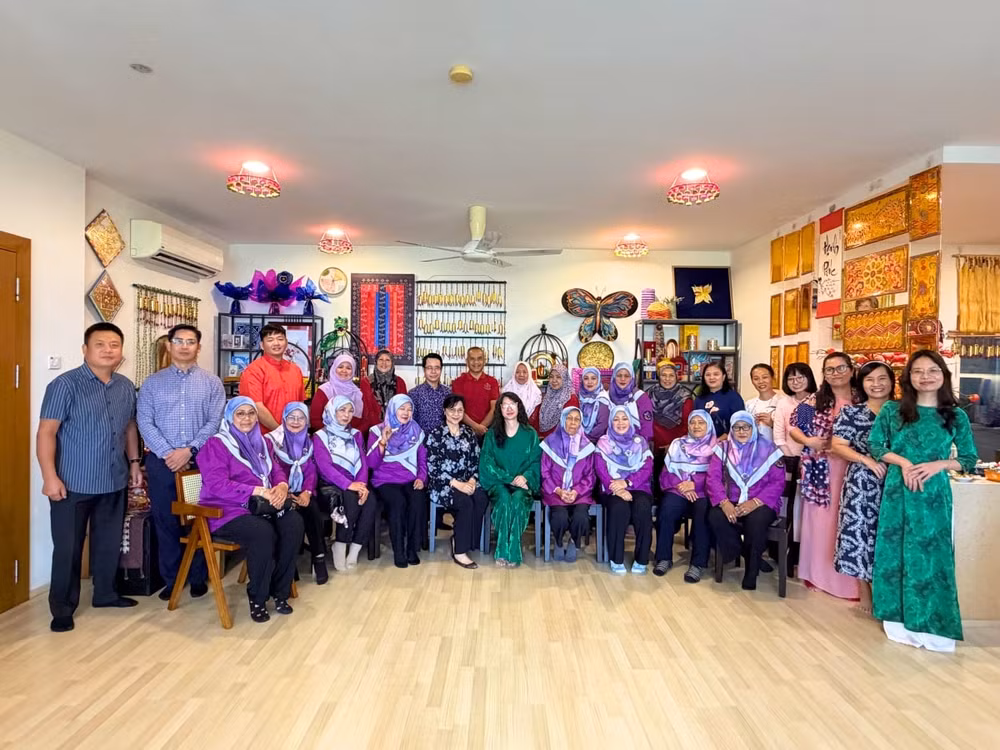 Thành viên và phu nhân Hội Cựu chiến binh Brunei Darussalam tham dự hoạt động quảng bá văn hóa Việt Nam do Đại sứ quán tổ chức