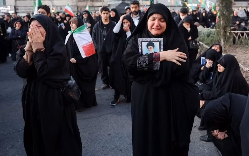 Người dân Iran tiếc thương sau khi ông Khamenei qua đời