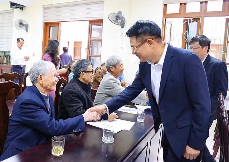 Đồng chí Nguyễn Huy Tiến, Ủy viên Trung ương Đảng, Viện trưởng VKSND tối cao và các cử tri tại Hội nghị.