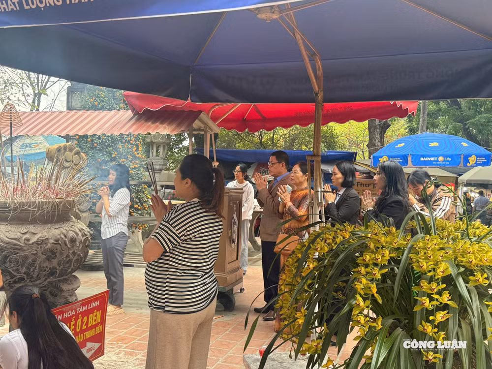 Không chỉ người lớn tuổi, nhiều bạn trẻ cũng có mặt tại lễ hội. Họ thành tâm cầu nguyện cho công việc thuận lợi, tình duyên suôn sẻ, đồng thời tìm hiểu thêm về giá trị truyền thống của dân tộc.