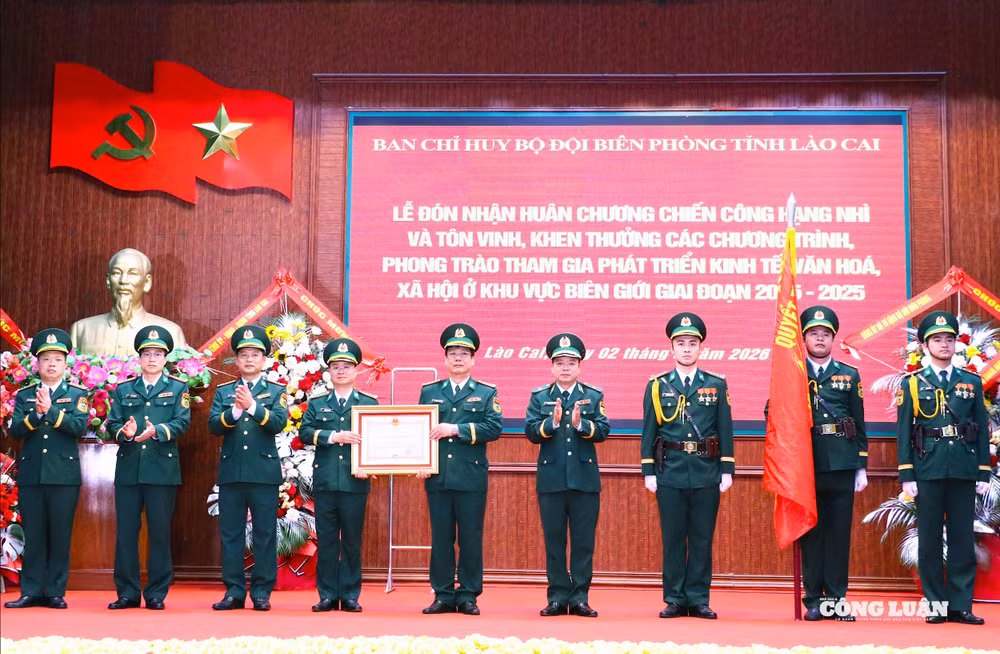 6-Thừa ủy quyền của Chủ tịch nước, Thiếu tướng Nguyễn Văn Thiện trao Huân chương Chiến công hạng Nhì tặng Đảng ủy, Ban Chỉ huy Bộ đội Biên phòng tỉnh Lào Cai. Ảnh Thanh Xuân