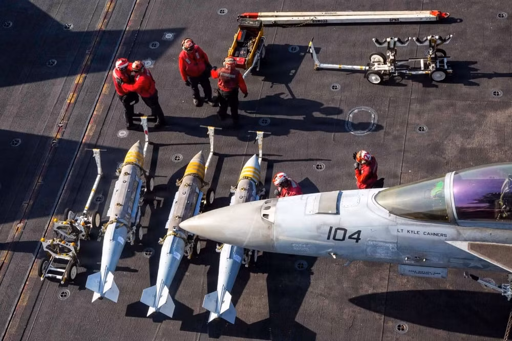Các thủy thủ Mỹ chuẩn bị chất vũ khí lên máy bay F/A-18F Super Hornet trên tàu USS Abraham Lincoln. Ảnh: Hải quân Mỹ qua AP