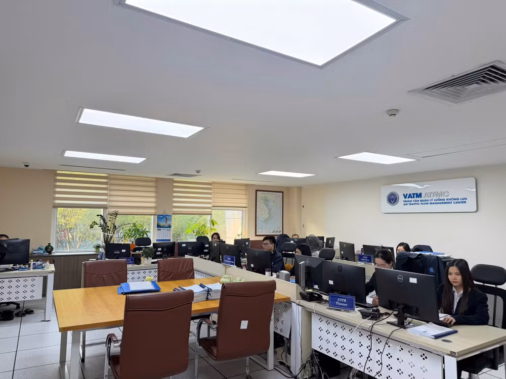 Kíp trực tại Trung tâm quản lý luồng không lưu.
