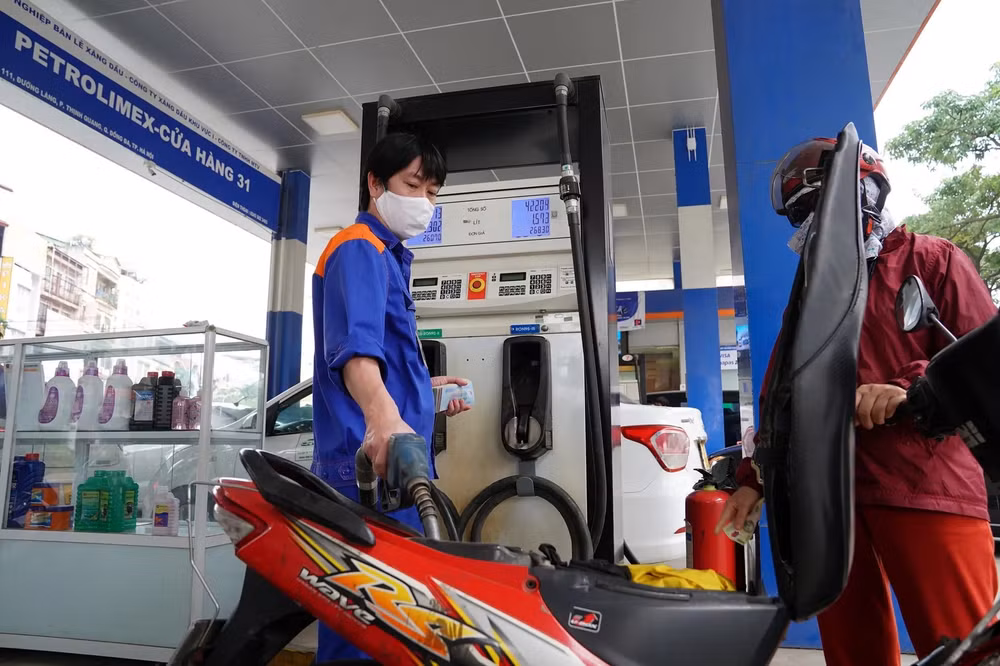 Chính phủ giảm thuế nhập khẩu một số mặt hàng xăng dầu về 0%. Ảnh: Phạm Hùng