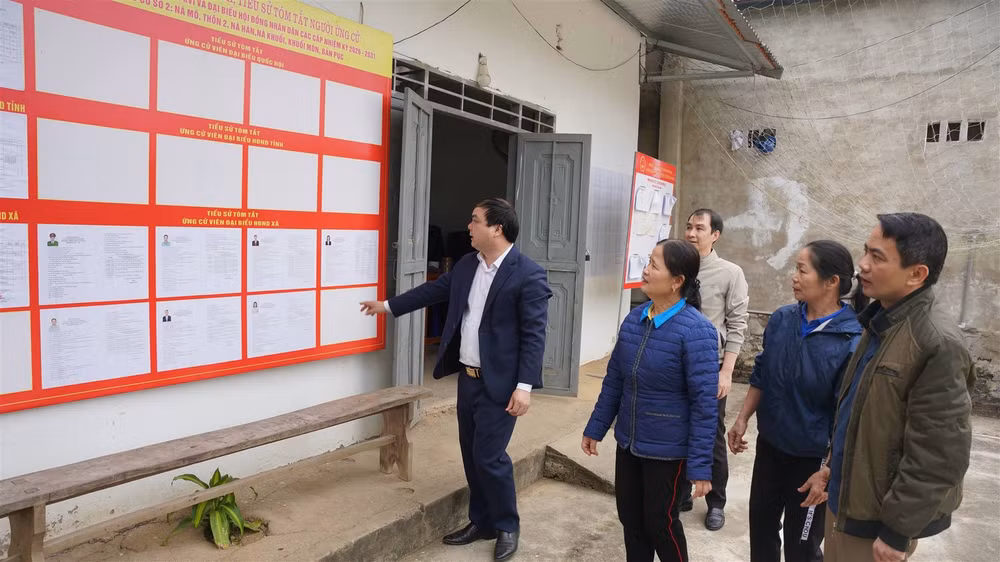 Đoàn kiểm tra công tác chuẩn bị bầu cử tại thôn 2 xã Chợ Rã