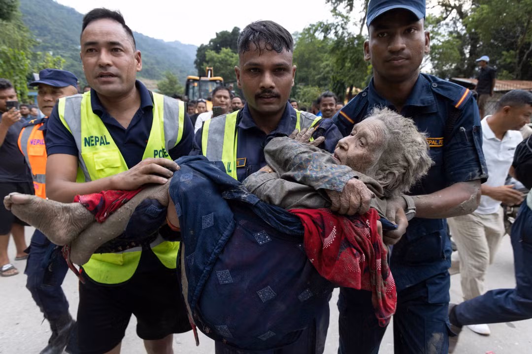 Lũ quét ở Nepal và Trung Quốc: Số người mất tích tăng vọt lên gần 2.500, vỡ đập hồ nước mới