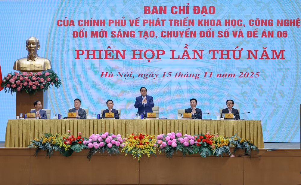 Thủ tướng: Dứt khoát cắt bỏ những thủ tục không cần thiết mà người dân vẫn phải làm- Ảnh 1.