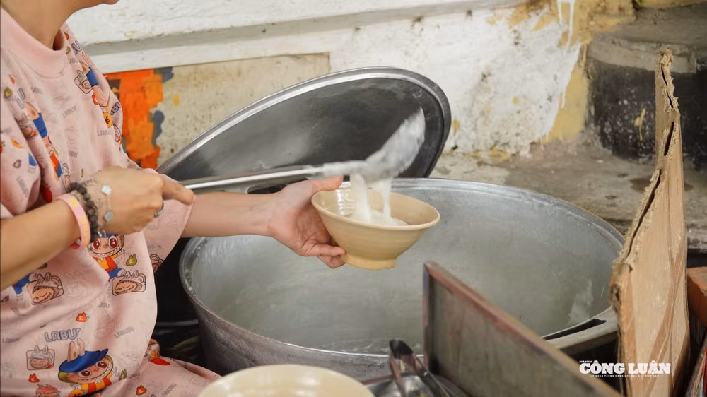 Bát cháo sườn nóng hổi trên đường Phùng Hưng(1)