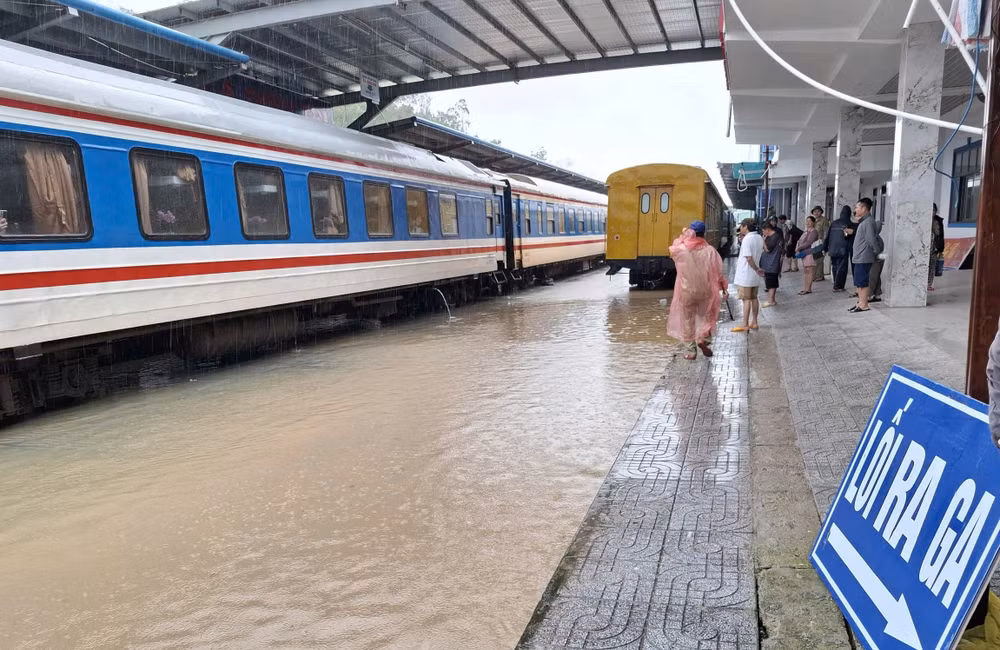 Hoạt động vận tải đường sắt bị ảnh hưởng nghiêm trọng bởi mưa lũ. Ảnh: VNR.