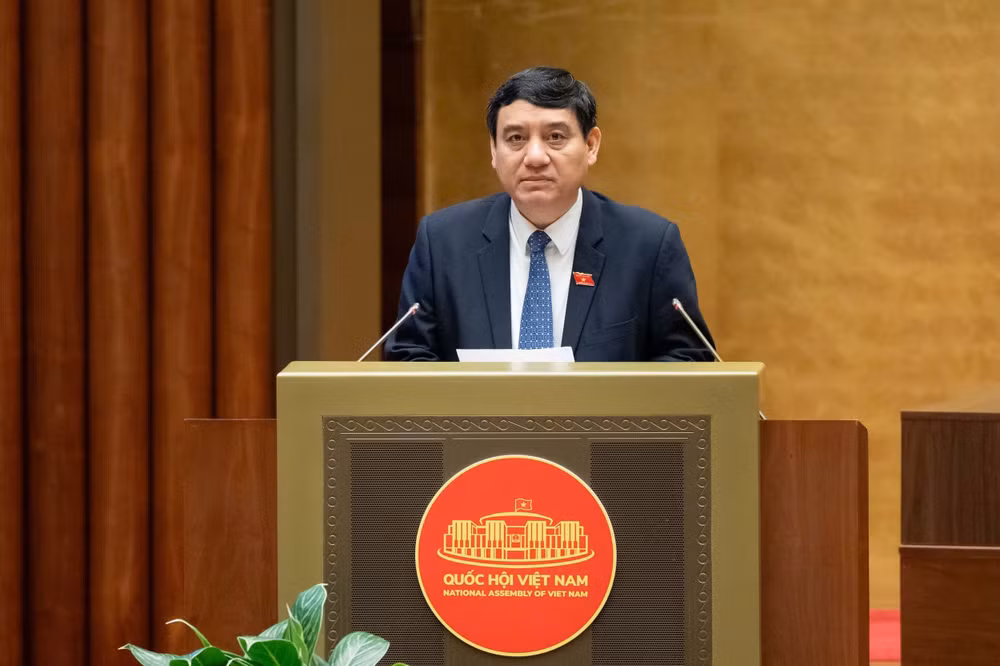 Chủ nhiệm Ủy ban Văn hoá và Xã hội của Quốc hội Nguyễn Đắc Vinh trình bày Báo cáo tóm tắt thẩm tra về dự thảo Luật Phòng, chống ma túy (sửa đổi).