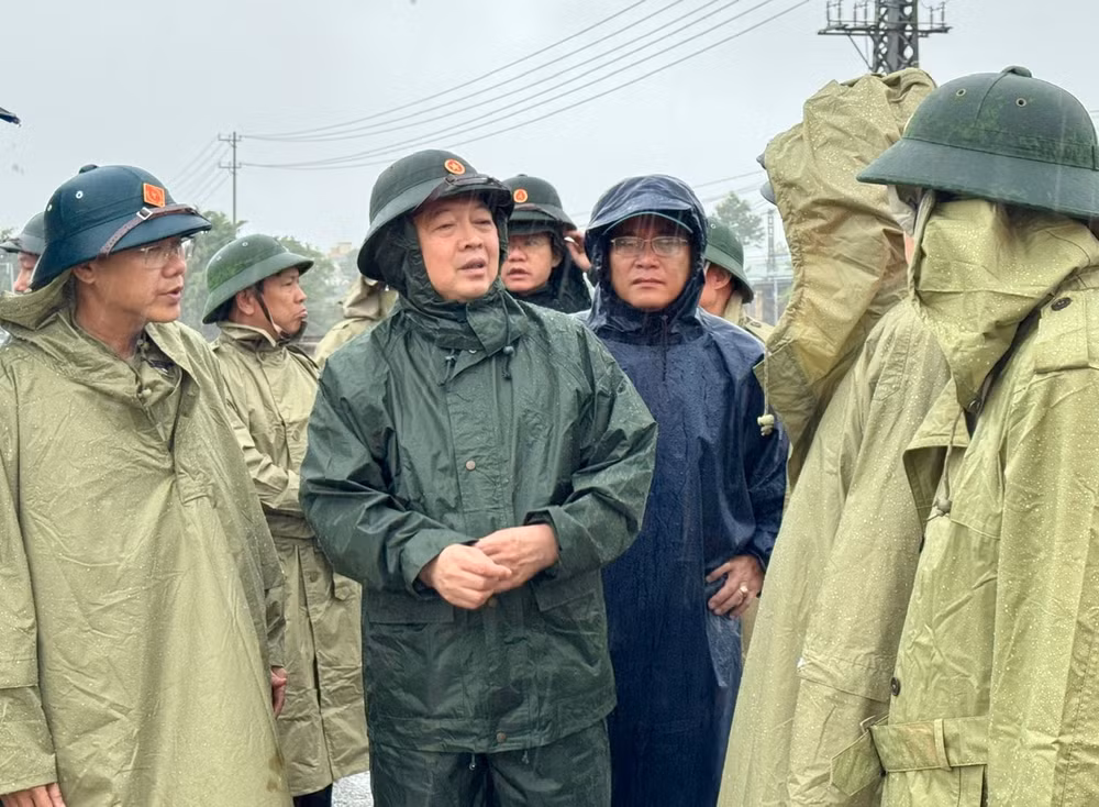 Phó Thủ tướng Hồ Quốc Dũng: Di dời dân ngay trong ngày, tuyệt đối không để xảy ra thiệt hại về người- Ảnh 2.