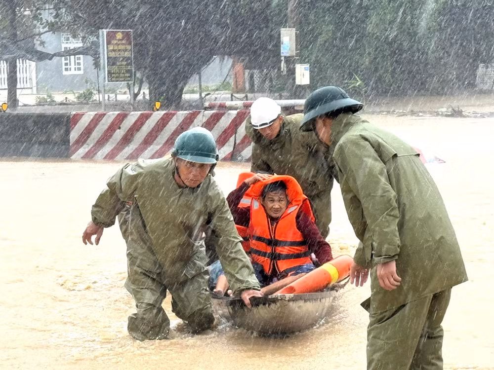 Phó Thủ tướng Hồ Quốc Dũng: Tập trung di dời dân, huy động tổng lực khắc phục chia cắt giao thông tại Đắk Lắk- Ảnh 5.