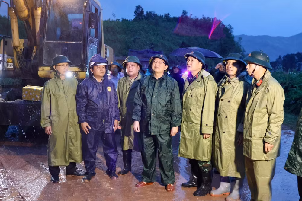 Phó Thủ tướng Hồ Quốc Dũng trực tiếp chỉ đạo khắc phục sạt lở tại đèo Khánh Lê- Ảnh 1.