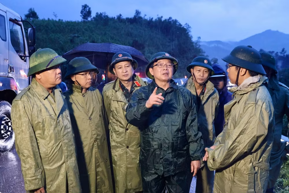 Phó Thủ tướng Hồ Quốc Dũng trực tiếp chỉ đạo khắc phục sạt lở tại đèo Khánh Lê- Ảnh 5.