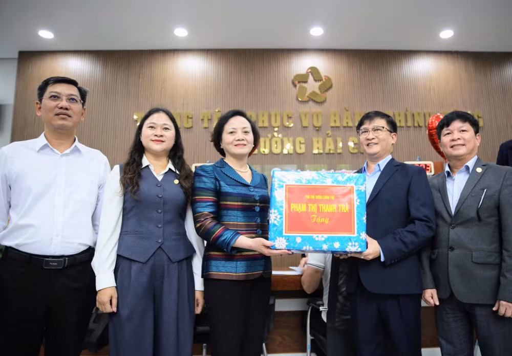 Phó Thủ tướng Phạm Thị Thanh Trà kiểm tra hoạt động Trung tâm phục vụ hành chính công phường Hải Châu, Đà Nẵng- Ảnh 3.