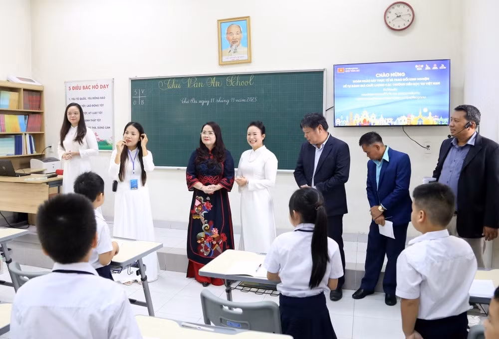 Việt Nam và Lào liên tục tổ chức các chương trình giao lưu, trao đổi trong lĩnh vực giáo dục, văn hóa, xã hội