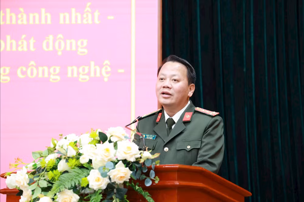 Đồng chí Đại tá Triệu Tuấn Hải, Phó Bí thư Đảng uỷ, Phó Giám đốc Công an tỉnh phát động phong trào thi đua 