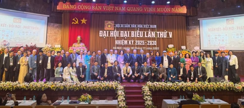 Ban Chấp hành Hội Di sản Văn hóa Việt Nam nhiệm kỳ V (2025-2030) ra mắt tại Đại hội. Ảnh: Báo Chính phủ 
