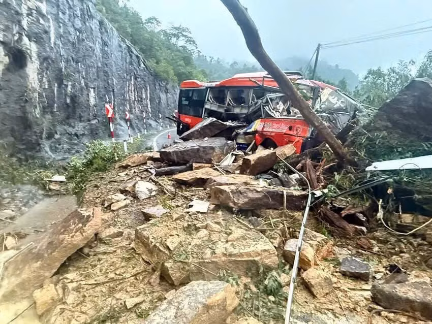 Thủ tướng Chính phủ yêu cầu khẩn trương nhất đưa các nạn nhân còn bị mắc kẹt ra khỏi khu vực sạt lở đèo Khánh Lê- Ảnh 1.