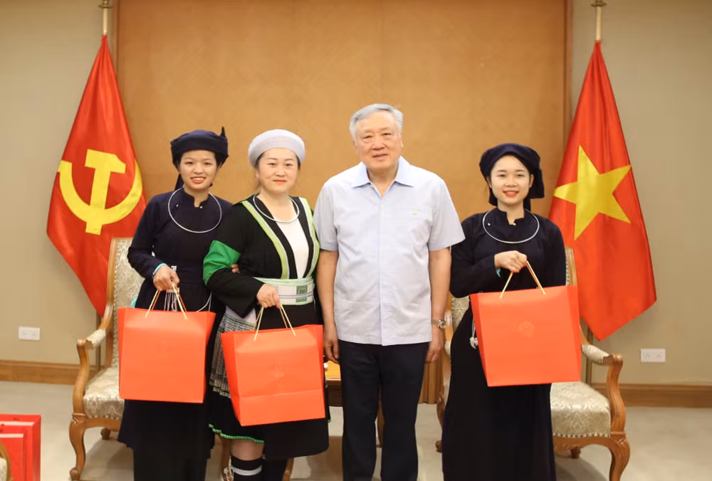 Sự nỗ lực, cống hiến thầm lặng của các cô giáo là rất cao cả, thiêng liêng- Ảnh 2.
