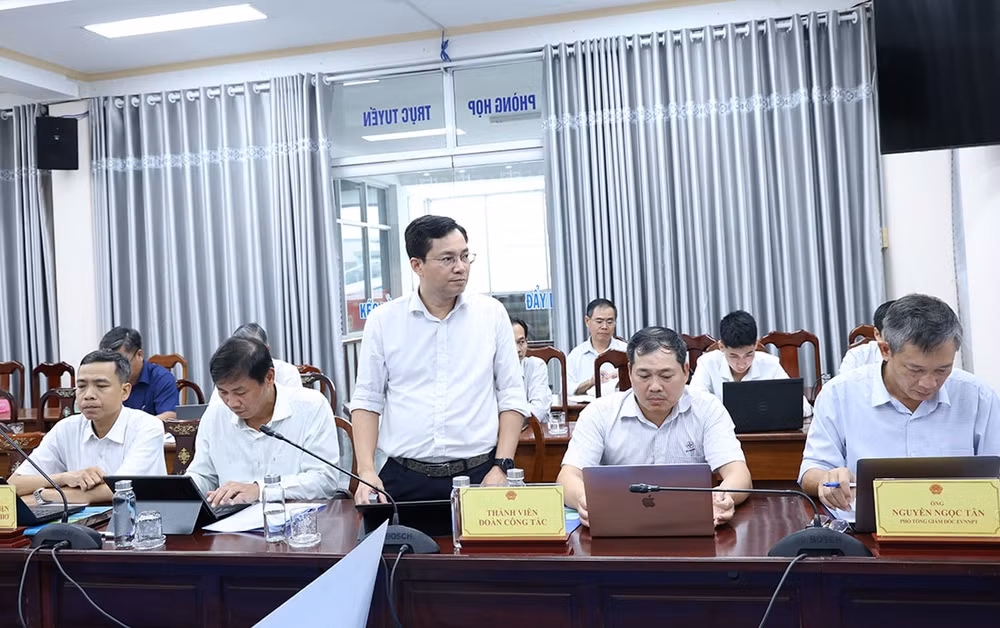 Ông Nguyễn Hữu Trung – Trưởng Ban Đầu tư xây dựng EVNNPT báo cáo tại buổi làm việc