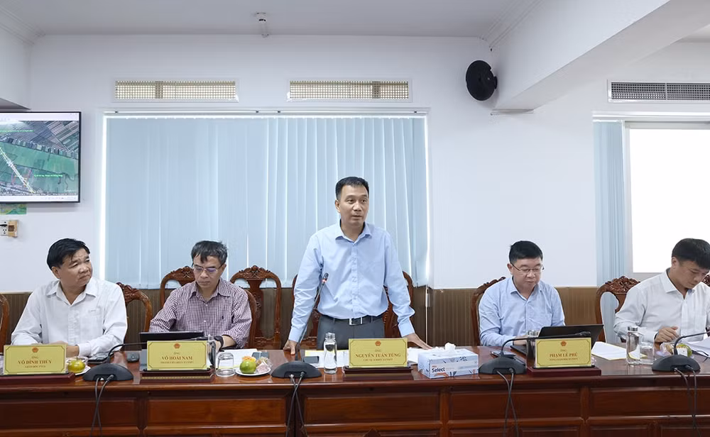 Chủ tịch HĐTV EVNNPT Nguyễn Tuấn Tùng phát biểu tại buổi làm việc