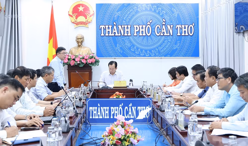 Tổng giám đốc EVNNPT - Phạm Lê Phú nêu các kiến nghị tại buổi làm việc