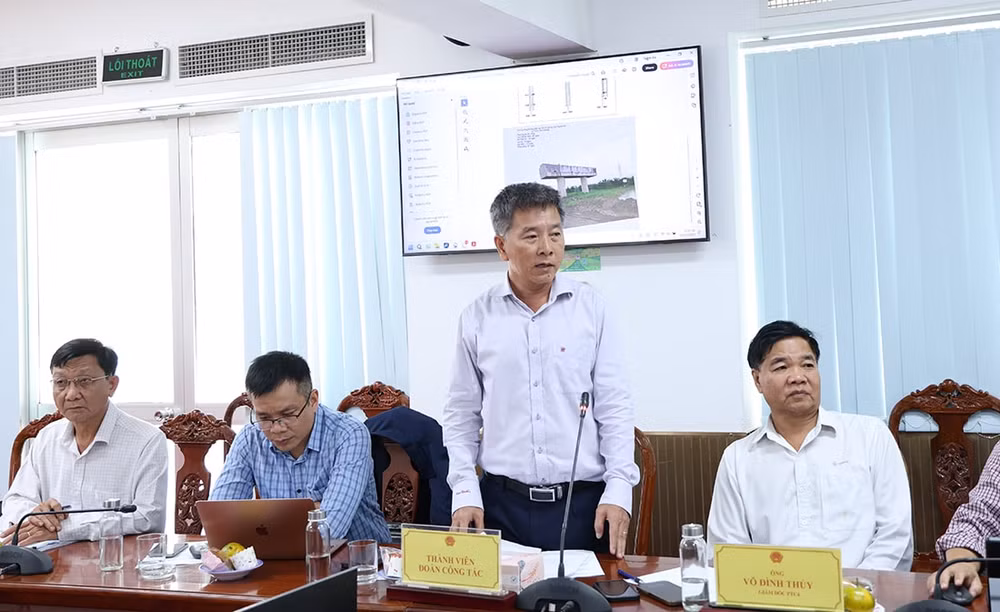 Phó Giám đốc PTC4 Nguyễn Văn Bảy báo cáo tại buổi làm việc