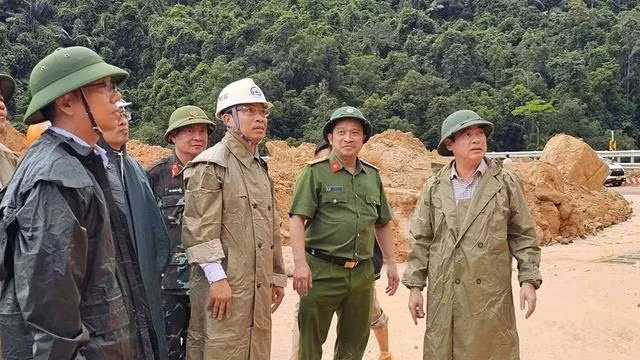 ong-nghiem-xuan-thanh-bi-thu-tinh-uy-khanh-hoa-bia-phai-kiem-tra-hien-truong-vu-sat-lo-deo-khanh-leanh-hl-online-1763393577654537853797.jpg.webp