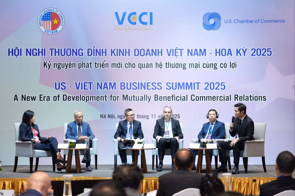 Ông Bryan Ty (bìa phải) tham gia tọa đàm tại Hội nghị Thượng đỉnh Kinh doanh Việt Nam – Hoa Kỳ ngày 12_11_2025