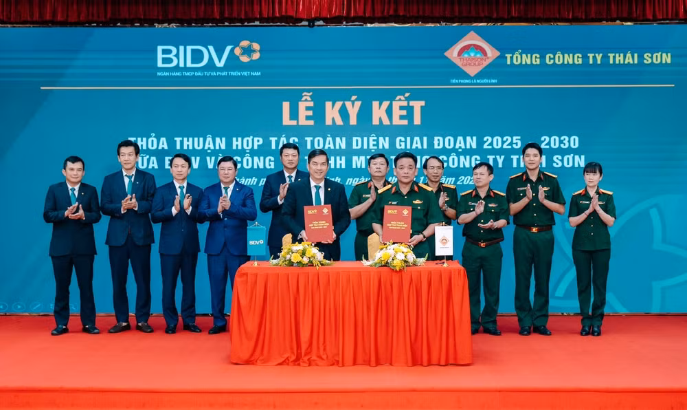 Lãnh đạo BIDV Chi nhánh Ba Tháng Hai và Tổng Công ty Thái Sơn đại diện 2 đơn vị ký kết thỏa thuận hợp tác